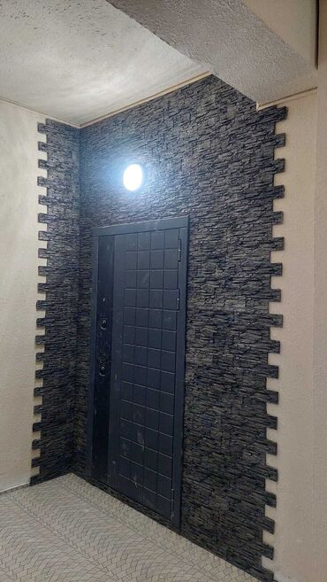 Giriş qapıları: Qara rəngdə, kvadrat dizaynlı metal giriş qapısı. Qapının səthi