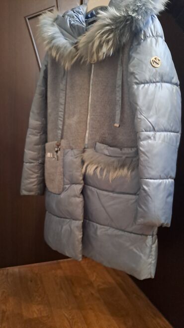 детские зимние куртки с капюшоном: Продаю зимнюю куртку в отличном состоянии. Мех на капюшоне
