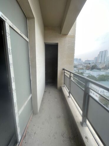 Yeni tikili: Yaşıl Bazarın yaxınlığında, 12 mərtəbəli binanın 8-ci mərtəbəsində 4 — 3