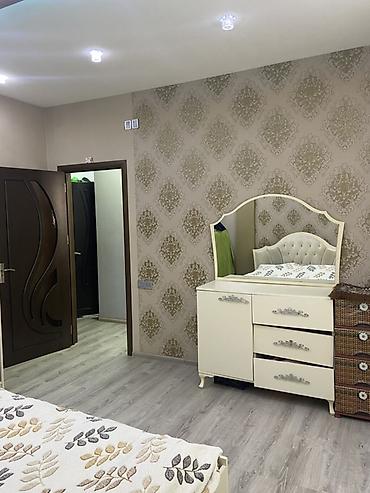 qonaq otagi üçün cilciraqlar: Geniş və işıqlı zal – müasir dizaynla - Böyük L formalı yumşaq divan — 10