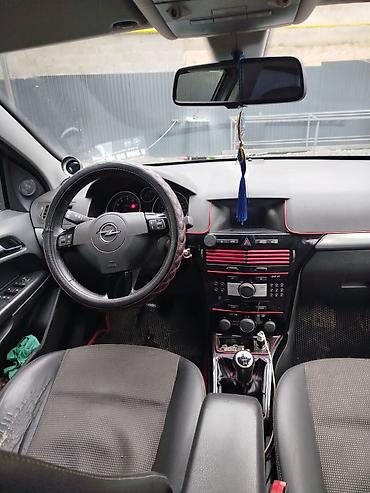 Opel Astra: 2010 г., 1.6 л, Механика, Бензин, Седан
