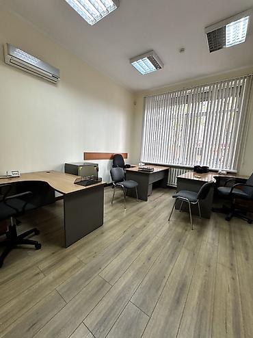 Аренда офисов: Сдаю Офис целиком: 300 м², В жилом комплексе, С ремонтом, Первая линия, С отдельным входом, С отдельным санузлом — 20