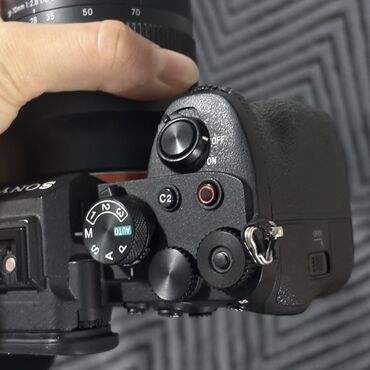 Фотоаппараты: A7 IV Sony 28-70 sigma Sony e Rode micro duo 3 батарейки Флешки 1-64 — 1