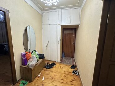 Uzunmüddətli kirayə mənzillər: 3 otaqlı mənzil – tam mebellə - Geniş, işıqlı qonaq otağı: tavandan — 8