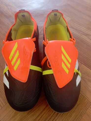 футбольные бутсы adidas predator: Футбольные бутсы Adidas Predator в черном и оранжевом цветах. Имеют