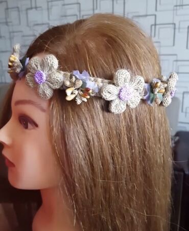 Saç aksesuarları: Abadoklar və çələnglər . Hərbirindən əldə var. Əl işidir və təkdir — 2