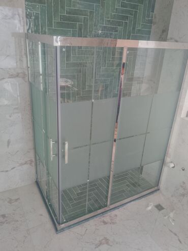 künc tülpan: Şüşə duş kabinası - Material: temperli şüşə panellər, yarı mat