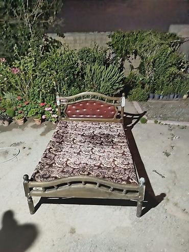 manej kravat: Taxta çarpayı, dekorativ başlıq və ayaqlıqla. - Material: massiv ağac — 1