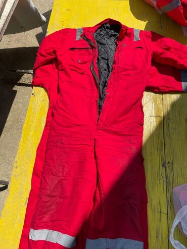 Botinkalar: Qara rəngdə uniseks təhlükəsizlik botları iş mühitində ayaqları — 13