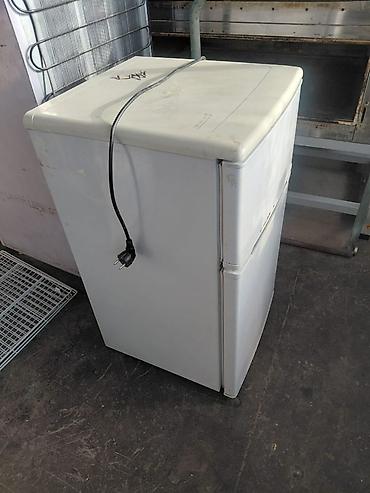 mini refrigerator: Компактный двухкамерный холодильник белого цвета с верхним морозильным — 3