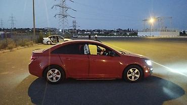 cruze led: Chevrolet Cruze sedan – qırmızı rəng, 4 qapılı, ön ötürücülü. Gecə — 4