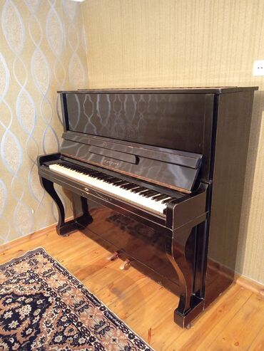 işlənmiş pianolar: Belarus Qara RəngUpright pianino – klassik qara korpus və dekorativ ön