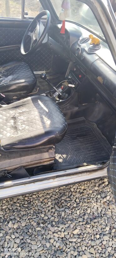 VAZ (LADA): VAZ 2106 (klassik “Jiguli”) – ağ rəngli sedan Xarici: - Dördgöz ön — 14