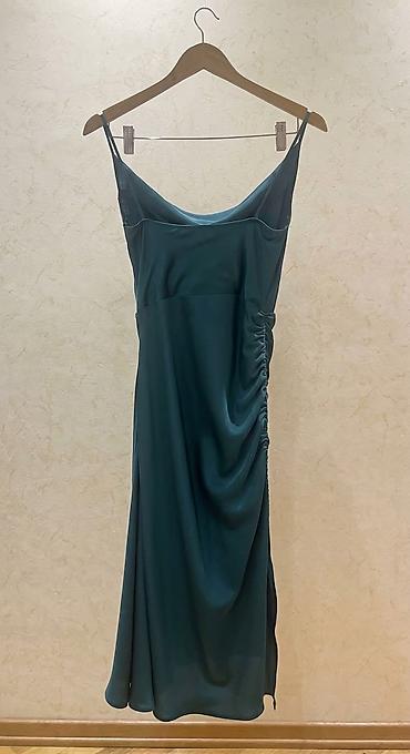 Donlar: Zümrüd-yaşıl rəngdə qadın paltarı - Model: slip-stil, nazik saplaqlı - — 2