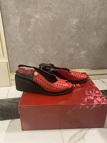 sandalet: Qadın sandaleti – qırmızı, perforasiyalı, dolğun daban - Model: Açıq — 3