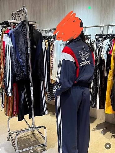 adidas костюм: Женский спортивный костюм Особенности: - Материал: тонкая нейлоновая — 1