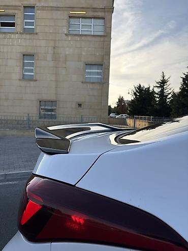 elantra hunday: Hyundai Elantra sedan – ağ rəngdə, aerodinamik kuzov dəsti ilə. Şəhər — 10