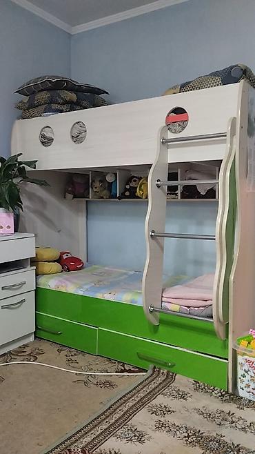 Детская двухъярусная кровать с рабочей зоной хранения. Особенности: -