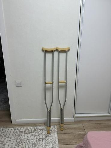 Ходунки, костыли, трости, роллаторы: Продам костыли в отличном состоянии 🙌🏻 Пользовалась всего 1 месяц — 2