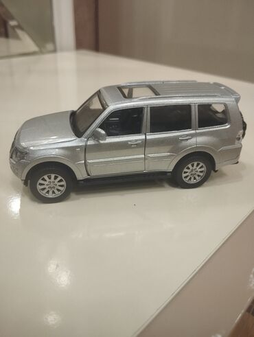 Oyuncaqlar: Mitsubishi Pajero oyuncağı satılır. Təzədir, qutuda. Ölçüləri şəkildə