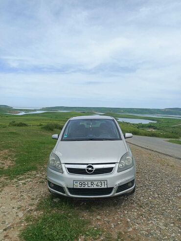 tofas masin: Gümüşü rəngli Opel Zafira miniveni. Geniş salonu sayəsində ailə