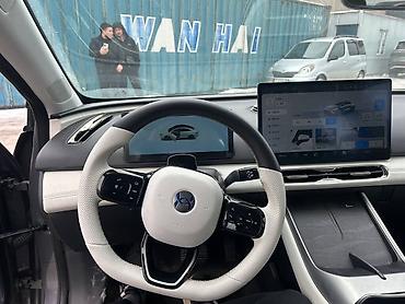 Zeekr: Zeekr : | 2023 г. Седан — 13