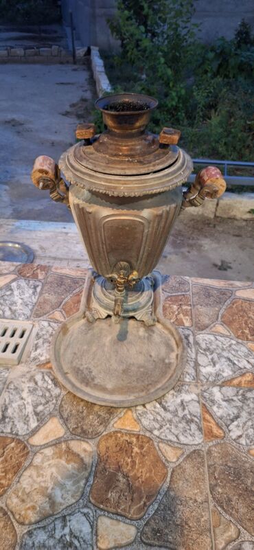 işləmiş su çənləri: 1872 ci il 8 mőhűrlű samovar misdir