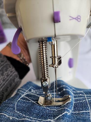 Mini prenosive šivaće mašine: Mašina za šivenje,samo probala,radi na baterije — 9