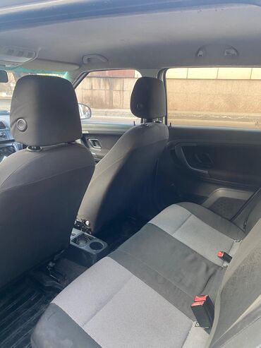 Skoda: Skoda Fabia, ağ rəng, 5 qapılı hetçbek. Texniki və daxili — 2