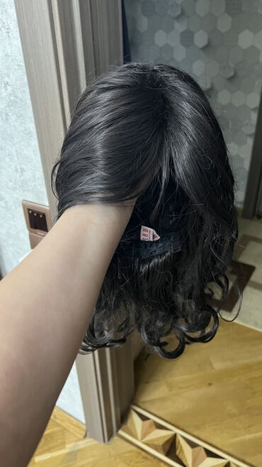 Təbii saçlar, pariklər: Salon malları toplu. 2 ədəd şinyon, 1 ədəd parik, 2 ədəd broşkalı saç — 5