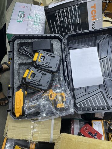 высоковольтная батарея: Ударная дрель-шуруповерт TCHtoo в комплекте с двумя аккумуляторами и