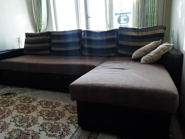 угловой диван: Угловой диван, цвет - Коричневый, Б/у
