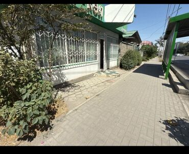 сниму помещение в бишкеке: Коммерческое помещение у тротуара, с витринными окнами. Магазин на