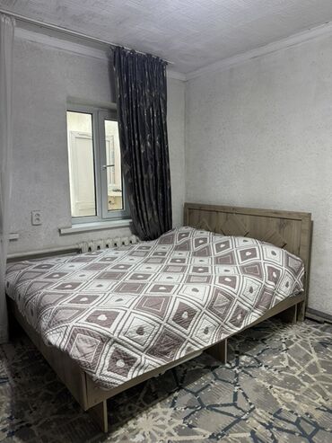 двойной кровать: Двуспальная кровать с матрасом Под кроватью предусмотрено достаточно