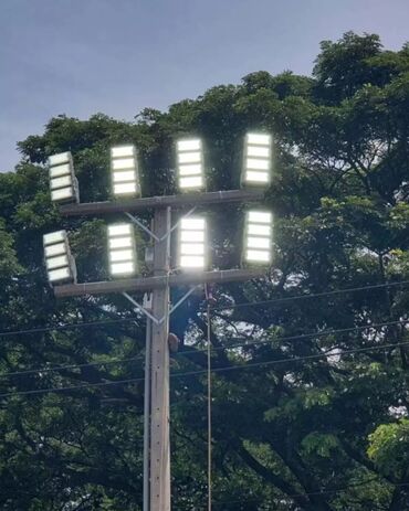 уличные прожектор: Мачта освещения для стадионов, футбольных полей и спортивных арен