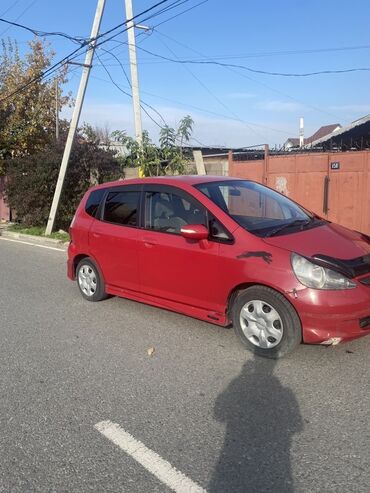 купить машины: Акча жок оформлениега Красный хэтчбек Honda Fit с пятидверным кузовом