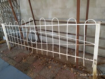 бу забор: Забор железный 4шт, длина 2,45 высота 83 см б/у