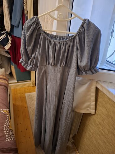 Gündəlik donlar: Ağ rəngdə, qara çiçək naxışlı, uzunqol qadın midi donu. Donun V — 4