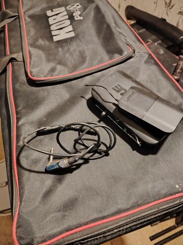 Səsgücləndiricilər, qulaqlıqlar və mikrofonlar: Shure BLX seriyası simsiz sistem Məhsul təsviri: - Model: Shure BLX4 — 7