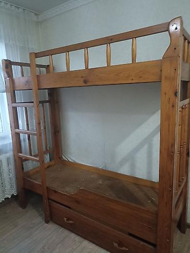 bunk bed: Двухъярусная деревянная кровать из массива (сосна). - Прочный каркас — 1