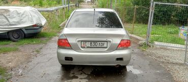 Mitsubishi: Серебристый седан Mitsubishi Lancer с четырехдверным кузовом, идеально — 4