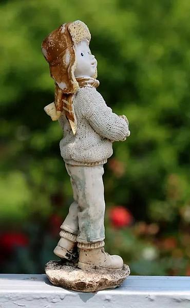 Figure: Vintage figura dečaka sa kapom i šalom 25 cm!. Prelepa figura dečaka u — 5