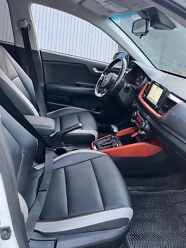 Kia: Компактный кроссовер Kia Stonic белого цвета, оснащенный рейлингами на — 8