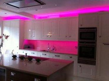 Rasveta: VODOOTPORNA ROZA LED TRAKA 12V Opis: Silikonska Pink (roza) LED traka — 14