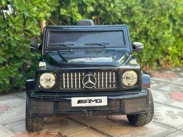 Çəngəllər: Mercedes-Benz G-Class modelini təqlid edən, qara rəngli uşaq