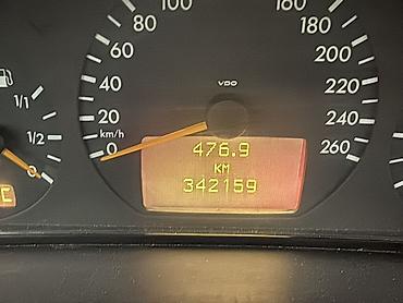 audi 6: Mercedes-Benz E-Class: 2.6 l | 2001 il Sedan — 3
