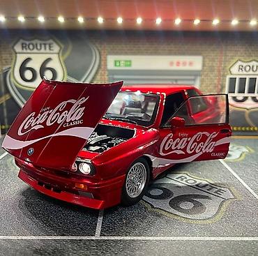 Масштабная модель автомобиля BMW M3 E30 в красном цвете с детализацией
