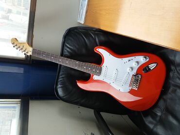 Muzički instrumenti: Gitara elektricna
-nekoriscena. 
-fixno 80e. sniz.9000din