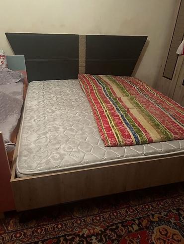 carpayı başlıqları: İki nəfərlik yataq dəsti - Ölçü: təxminən 160×200 sm (queen size — 1