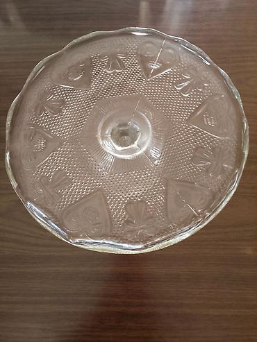 trpezarijski sto: Staklena tacna/postaolje za torte i kolače na stalku. - Materijal — 1